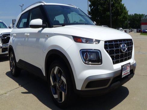 Used 2025 Hyundai Venue SEL FWD image 4