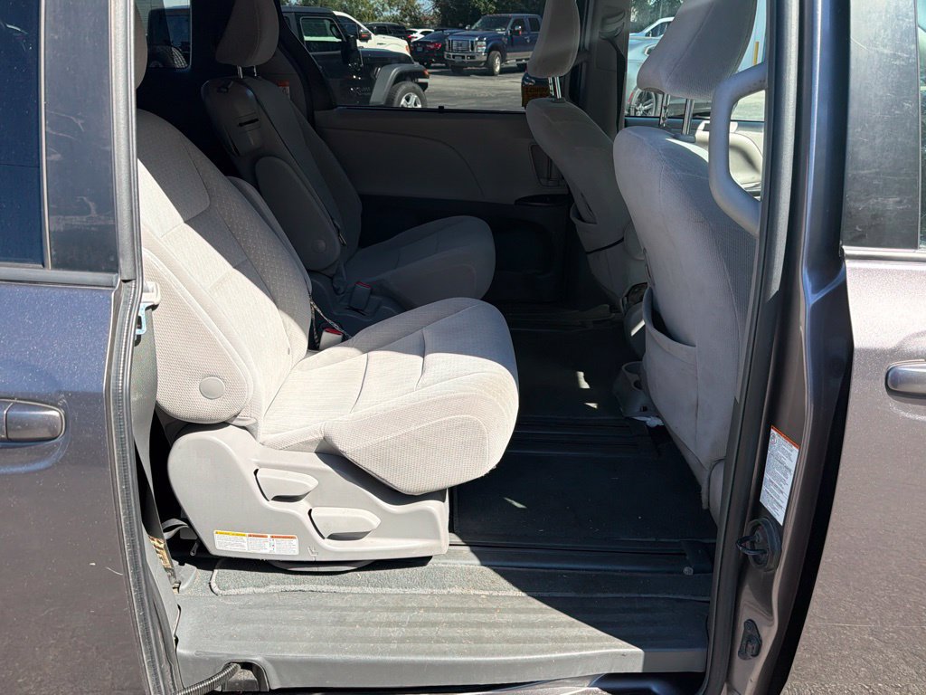 Used 2019 Toyota Sienna LE FWD image 16