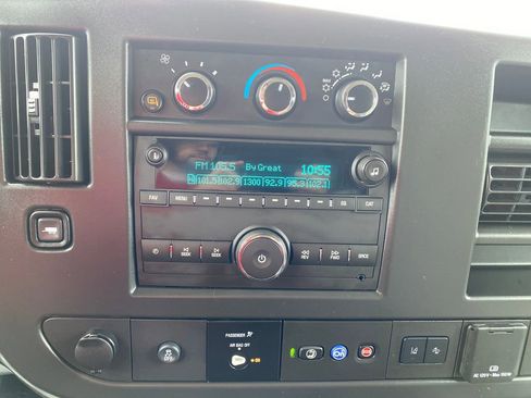 Used 2025 Chevrolet Express 3500 LT w/ LT Preferred Equipment Group RWD image 18