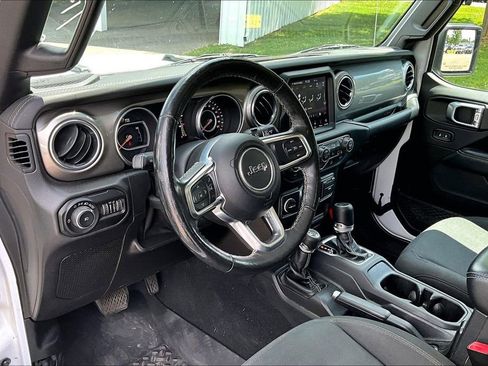 Used 2019 Jeep Wrangler Unlimited Sahara w/ Uconnect 4C Nav & Sound Group AWD/4WD image 4