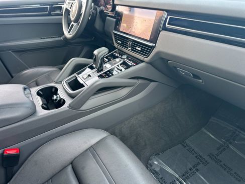 Certified 2023 Porsche Cayenne Platinum Edition image 16