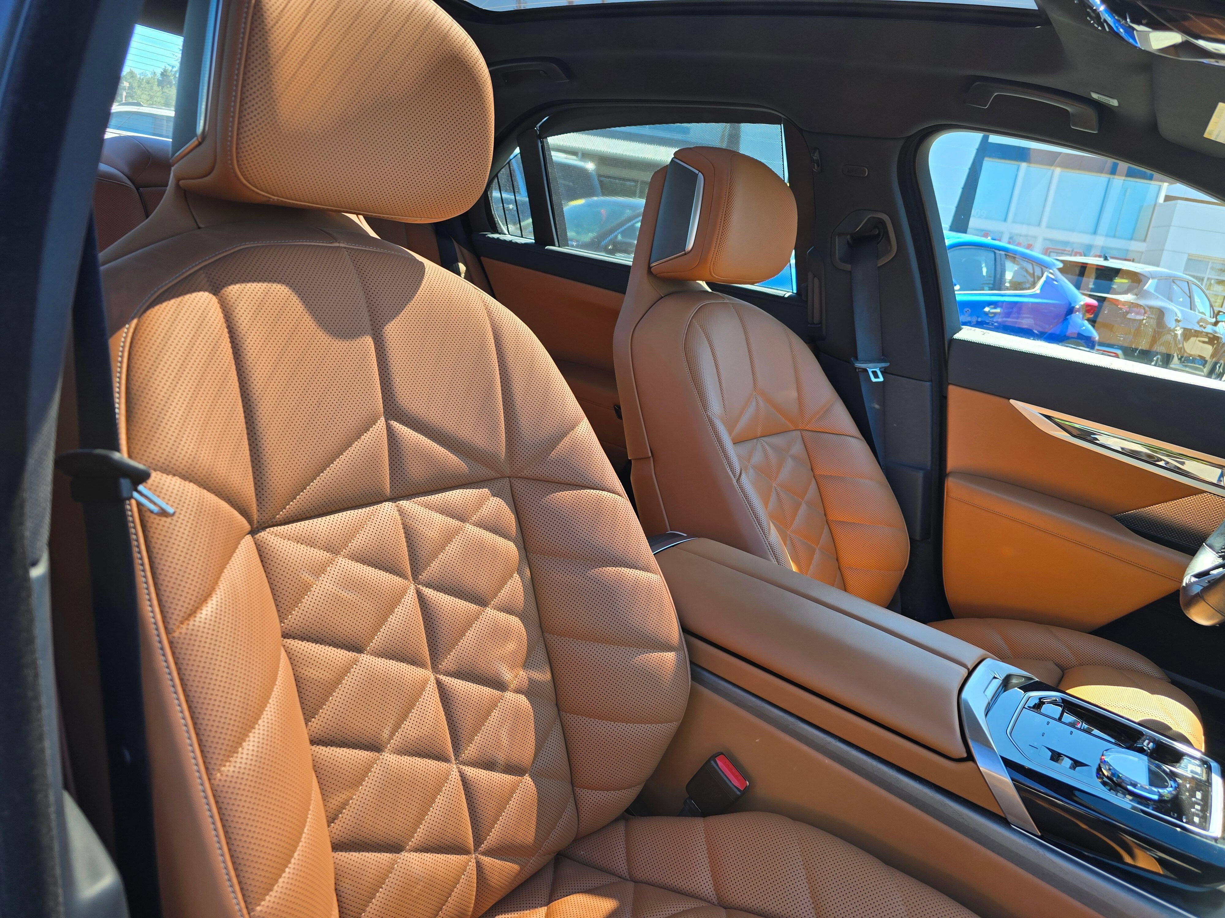 Used 2023 BMW 740i w/ Parking Assistance Package RWD image 10