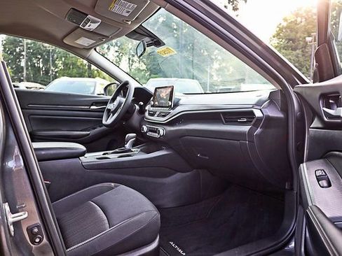 Used 2025 Nissan Altima 2.5 SV image 23