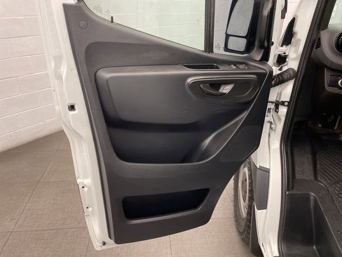 Used 2022 Mercedes-Benz Sprinter 144 Cargo image 9