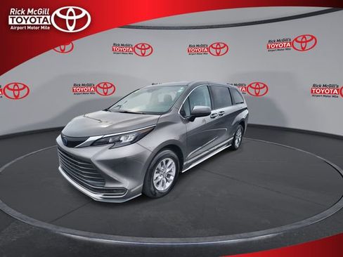 Used 2024 Toyota Sienna LE image 4