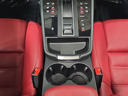 Used 2025 Porsche Macan image 20