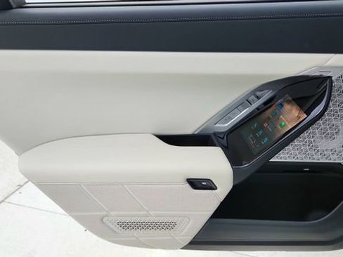 Used 2023 BMW i7 xDrive60 w/ Executive Package 2 image 32