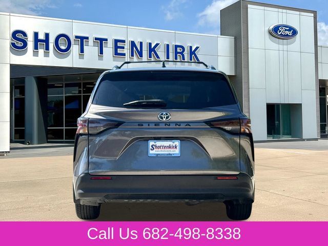 Used 2023 Toyota Sienna LE FWD image 7