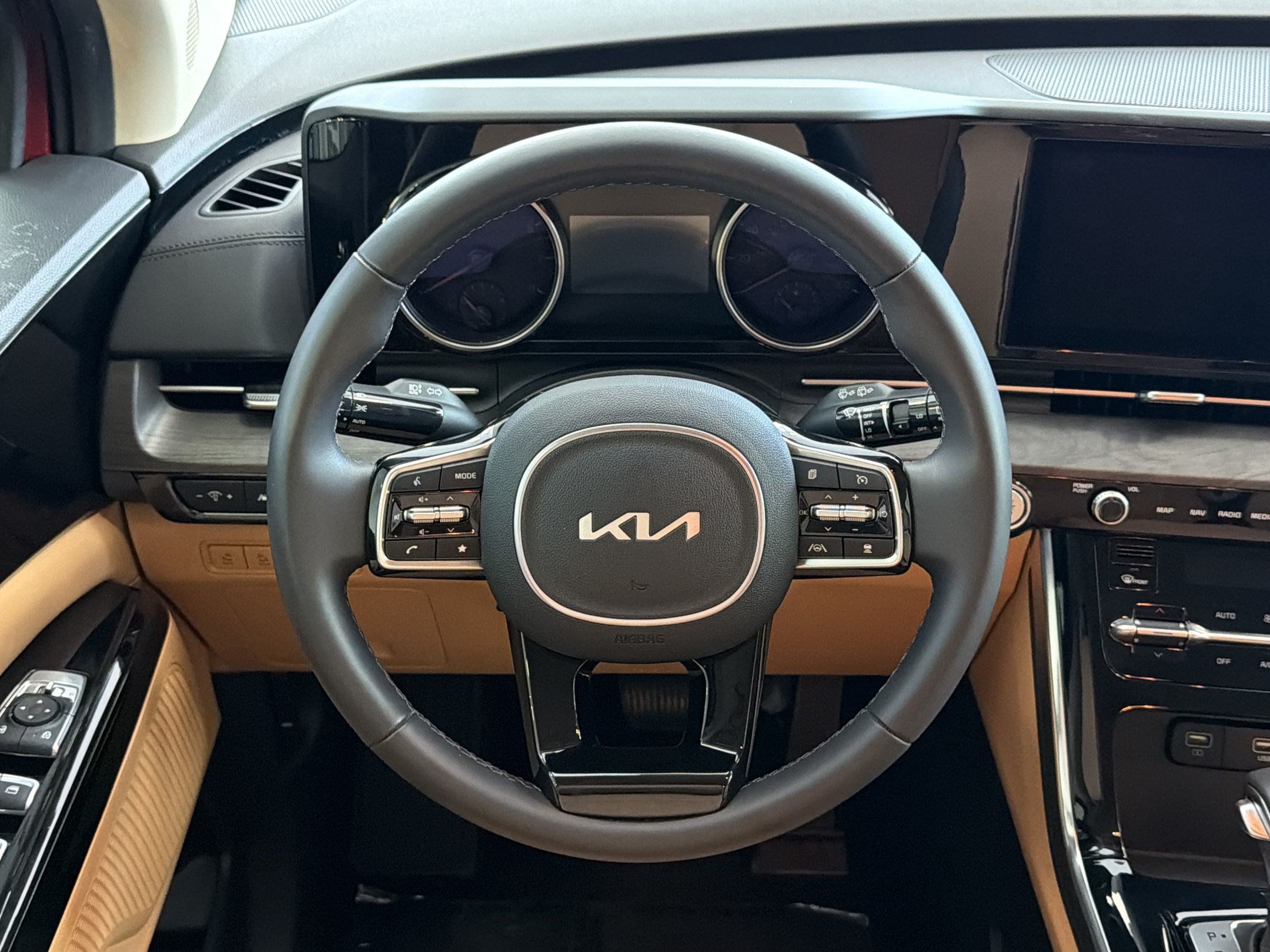 Used 2024 Kia Carnival EX FWD image 11