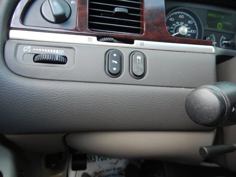 Used 2007 Lincoln Town Car Signature image 41