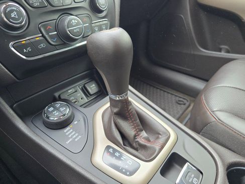 Used 2017 Jeep Cherokee Trailhawk image 31