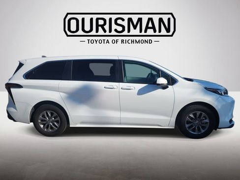 Certified 2024 Toyota Sienna LE FWD image 4
