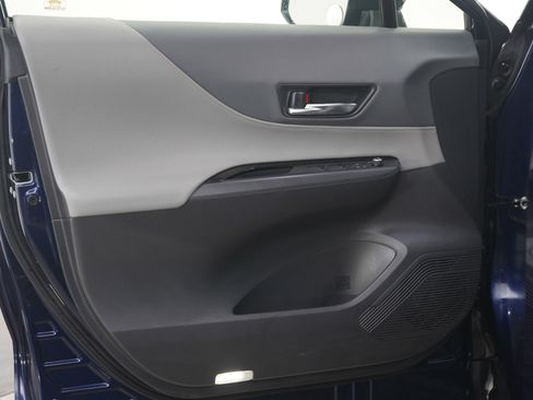 Used 2021 Toyota Venza LE image 20