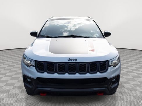 Used 2025 Jeep Compass Trailhawk AWD/4WD image 2