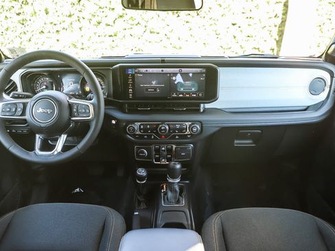 Used 2025 Jeep Wrangler Unlimited Sahara AWD/4WD image 8