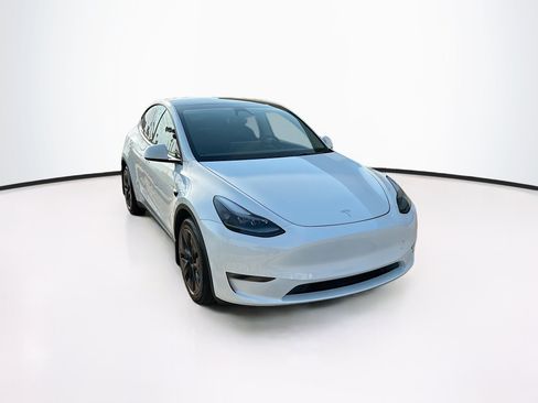 Used 2024 Tesla Model Y Long Range AWD/4WD image 3