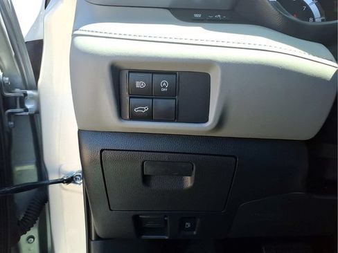 Used 2023 Toyota Highlander XLE AWD/4WD image 14