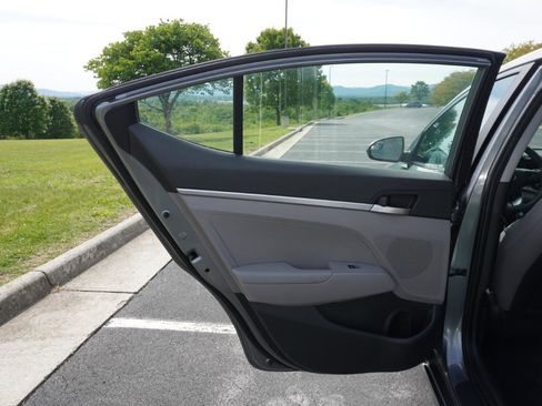 Used 2019 Hyundai Elantra SE FWD image 22