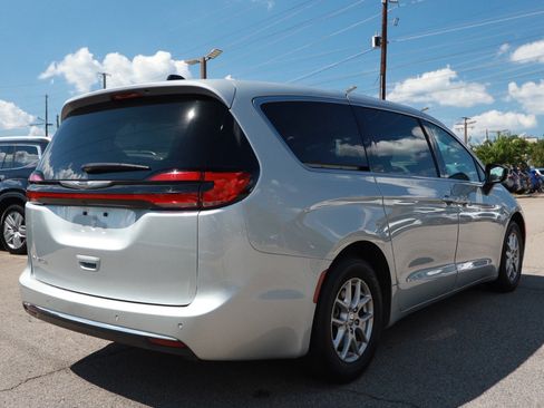 Used 2024 Chrysler Pacifica Touring-L FWD image 5