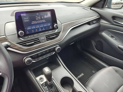 Used 2025 Nissan Altima 2.5 SV FWD image 19