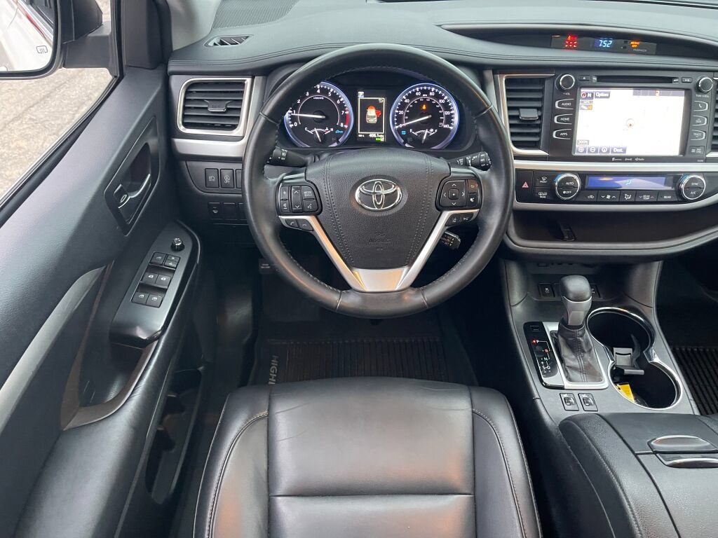 Used 2019 Toyota Highlander XLE AWD/4WD image 2