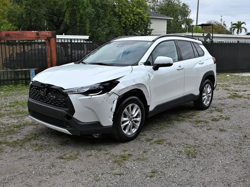 Used 2022 Toyota Corolla Cross LE image 2