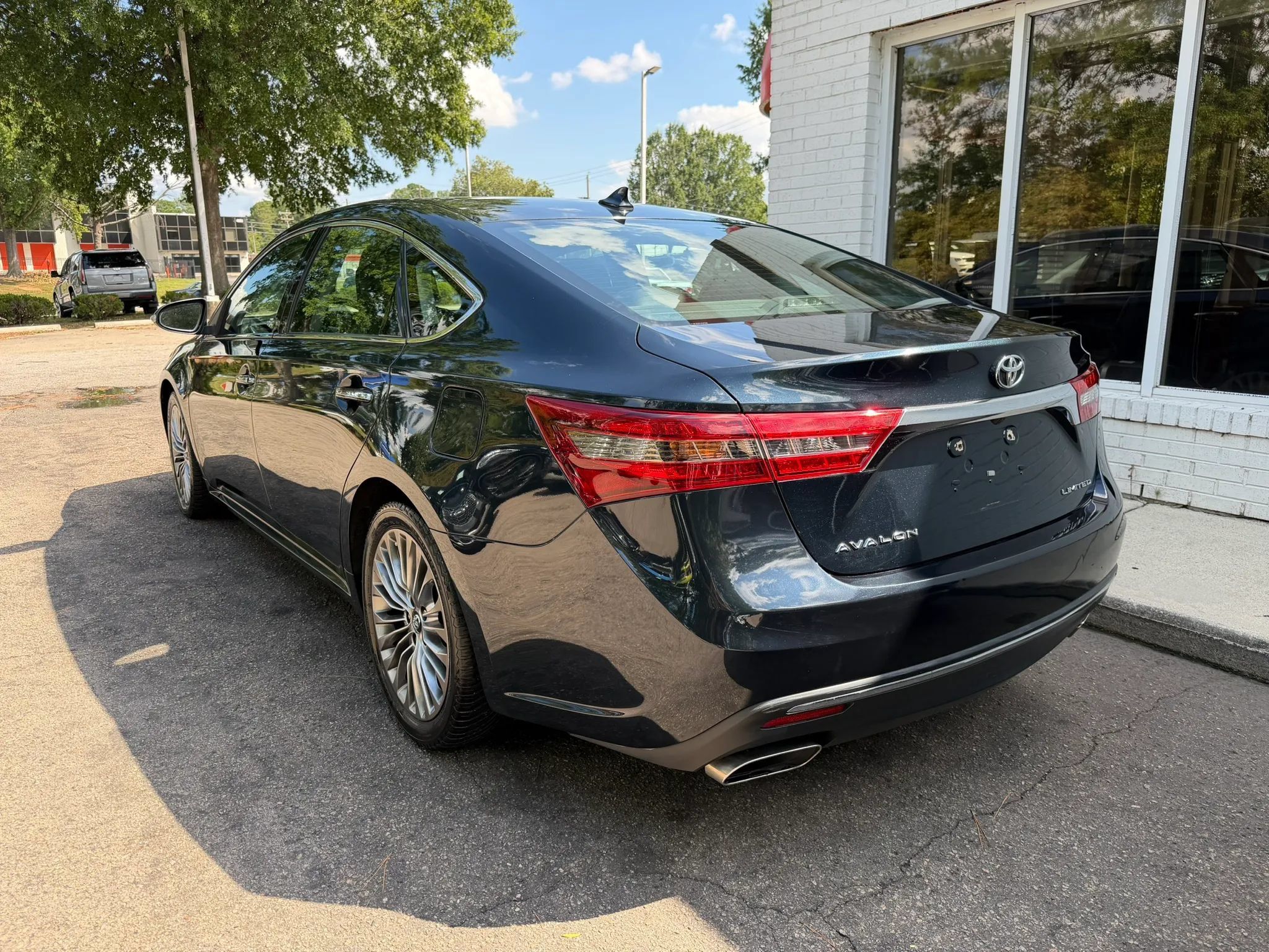 Used 2016 Toyota Avalon Limited w/ Toyota Safety Sense Package FWD image 7
