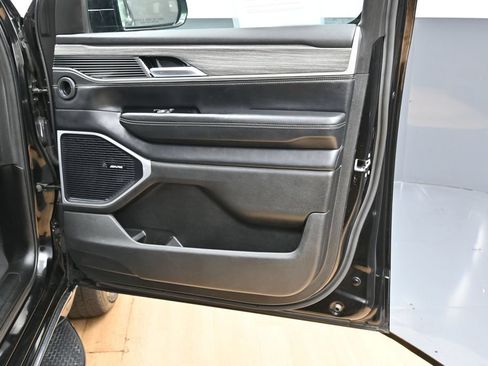 Used 2024 Jeep Wagoneer L Series II w/ Flexible Seating Group AWD/4WD image 39