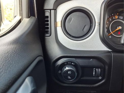 Used 2024 Jeep Gladiator Sport image 25