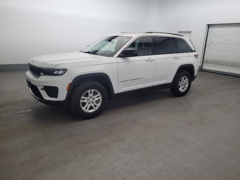 Used 2023 Jeep Grand Cherokee Laredo AWD/4WD image 2