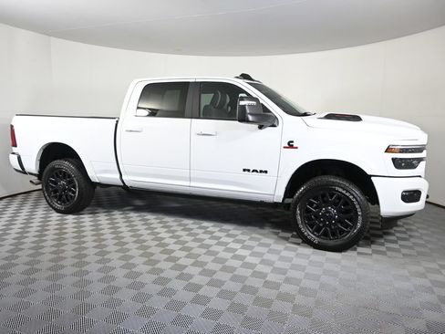 Used 2025 RAM 3500 Limited AWD/4WD image 9
