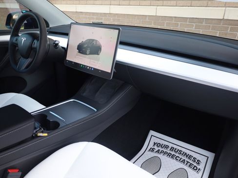 Used 2024 Tesla Model Y Long Range AWD/4WD image 32