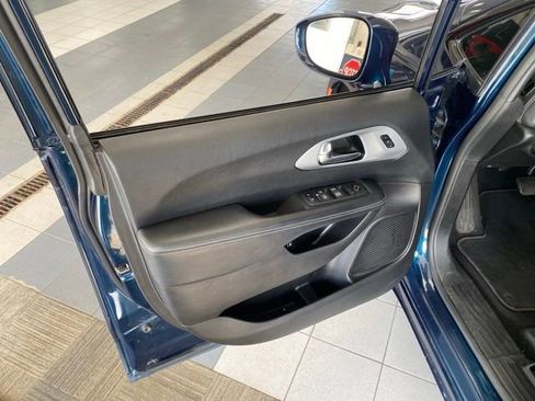 Used 2022 Chrysler Pacifica Touring-L w/ S Appearance Package FWD image 9