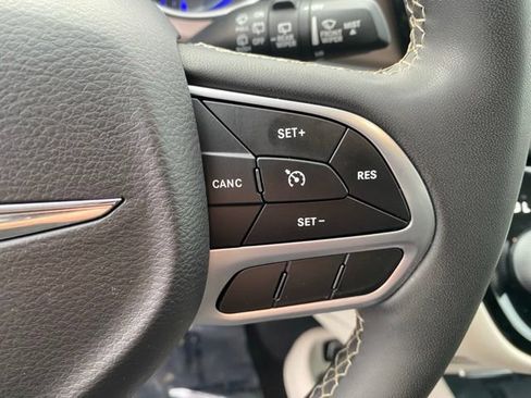 Used 2022 Chrysler Voyager LX FWD image 20