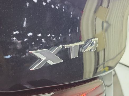 Used 2023 Cadillac XT4 Luxury w/ Cold Weather Package FWD image 6