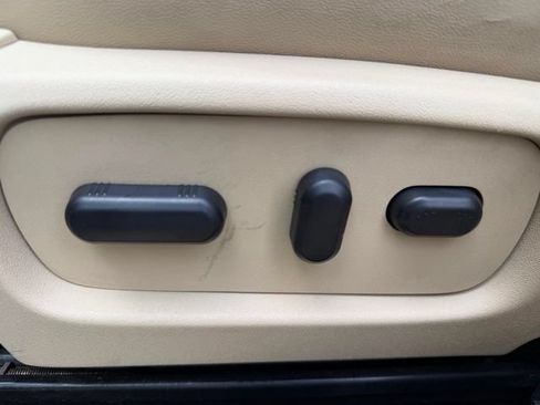 Used 2013 Ford Taurus Limited FWD image 19
