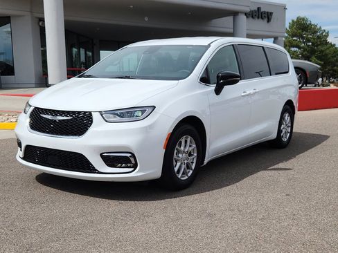 Certified 2025 Chrysler Pacifica Select image 4