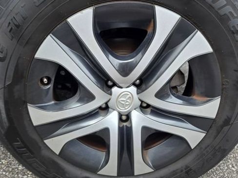 Used 2018 Toyota RAV4 LE FWD image 15