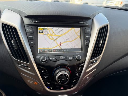 Used 2012 Hyundai Veloster w/ Style Pkg image 19