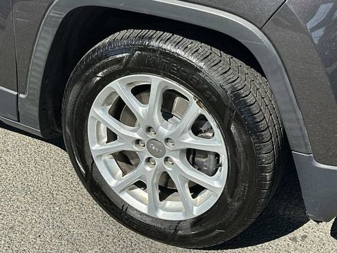 Used 2015 Jeep Cherokee Latitude w/ Cold Weather Group FWD image 8
