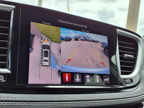 Used 2023 Chrysler Pacifica Touring-L FWD image 6