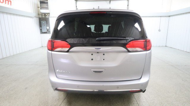 Used 2020 Chrysler Pacifica Touring-L FWD image 8