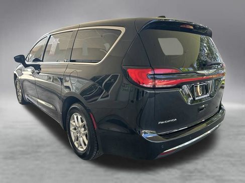 Used 2024 Chrysler Pacifica Touring-L FWD image 4