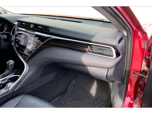 Used 2018 Toyota Camry XLE image 14