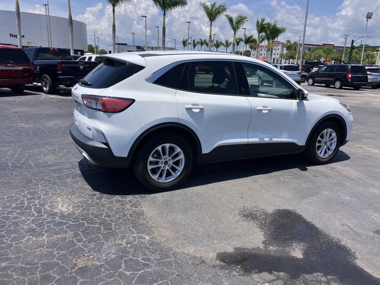 Used 2020 Ford Escape SE FWD image 2