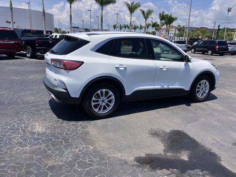 Used 2020 Ford Escape SE FWD image 2