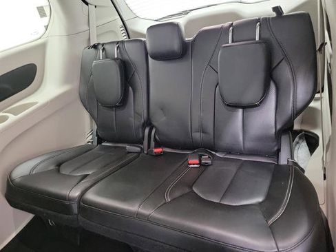 Used 2023 Chrysler Pacifica Touring-L image 11