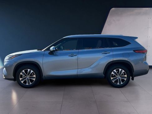 Used 2023 Toyota Highlander XLE image 2