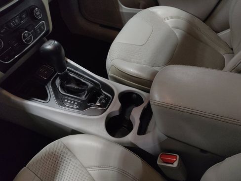 Used 2019 Jeep Cherokee Limited image 26