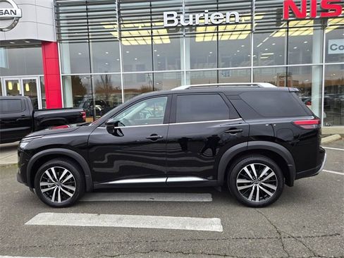 Used 2024 Nissan Pathfinder Platinum image 11